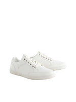 white leather sneakers
minimalist sneakers
casual sneakers
luxury sneakers